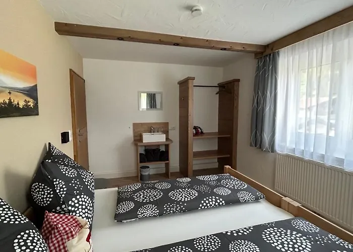 Lodge-b *